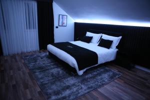 Postel nebo postele na pokoji v ubytování Dark Boutique Hotel
