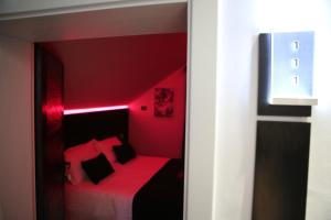 Postel nebo postele na pokoji v ubytování Dark Boutique Hotel