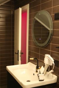 Koupelna v ubytování Dark Boutique Hotel