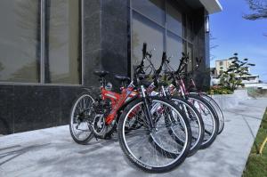台東市的住宿－台東富野渡假酒店，停在大楼前的一排自行车