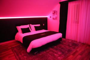 Postel nebo postele na pokoji v ubytování Dark Boutique Hotel
