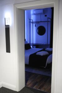 Postel nebo postele na pokoji v ubytování Dark Boutique Hotel