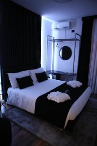 Postel nebo postele na pokoji v ubytování Dark Boutique Hotel