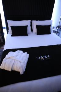 Postel nebo postele na pokoji v ubytování Dark Boutique Hotel