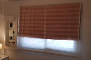 ventana con cortina en una habitación en Departamento luminoso amplio y silencioso., en Rosario