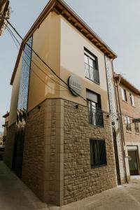 un edificio con un cartel en el costado en Casa La Picuda, en San Vicente de la Sonsierra