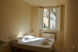 sypialnia z łóżkiem z ręcznikami w obiekcie Modern 3BR Near Santa Maria Novella Station we Florencji