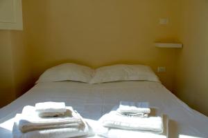 łóżko z dwoma ręcznikami na górze w obiekcie Modern 3BR Near Santa Maria Novella Station we Florencji