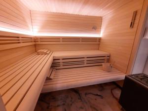 a small sauna with a bench in a room at KITZ DREAM im Zentrum mit Sauna by Belle Stay in Kitzbühel