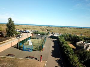方德烈海灘的住宿－Lodges Méditerranée，停车场篮球架的顶部景观