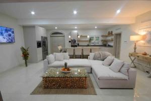 sala de estar con sofá blanco y mesa en Luxury 4 bed villa in Mullins St Peter - Sugar Palm House, en Saint Peter