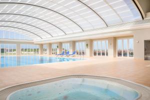 una grande piscina con soffitto a cupola di Casa da Boa Vida at Boa Vista Golf Resort Bayview a Lagos