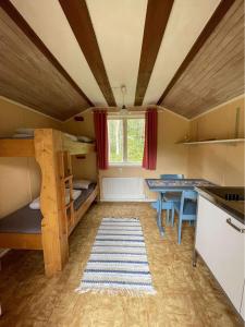 MörkretにあるFulufjällsgårdenの二段ベッドとテーブルが備わる客室です。