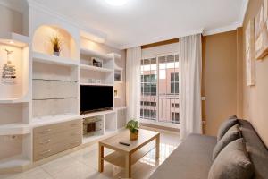 a living room with a couch and a tv at Apartamento Isla Bonita in Guía de Isora