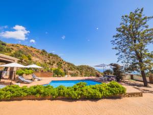una piscina con una montaña en el fondo en Cubo's Villa La Gitanilla en Mijas
