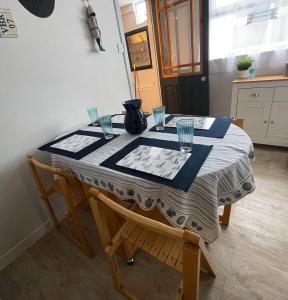 ein Tisch mit einem blauen und weißen Tischtuch drauf in der Unterkunft 3 bedroom cosy cottage in Lamlash, Isle Of Arran in Lamlash