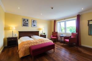 a bedroom with a bed and a table and chairs at Gut Altona in Dötlingen