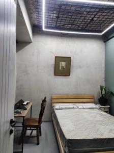 um quarto com uma cama e uma secretária com uma cadeira em Shared flat in an artists district Pikris Gora em Tbilisi