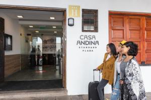 dos mujeres de pie fuera de una tienda con su equipaje en Casa Andina Standard Cusco Plaza, en Cusco