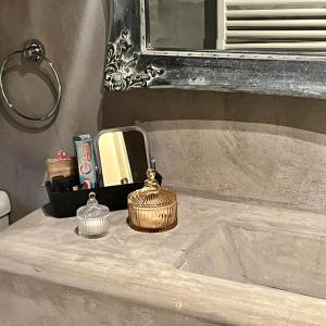 un bancone del bagno con lavandino, specchio e cesto di Plethora Arachova Luxury Chalet ad Aráchova
