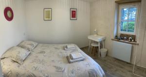 ein Schlafzimmer mit einem Bett, einem Waschbecken und einem Fenster in der Unterkunft Ty Marie Neiz Vran - Villa luxe vue mer, 80 mètres de la plage in Kerlouan