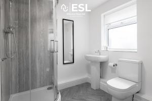 a bathroom with a shower and a toilet and a sink at Leisure/Business 3 Bedroom House with Parking in Crewe