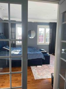 1 dormitorio con 1 cama y 1 habitación con ventanas en Luxury villa with stunning view, en Pargas