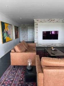 un soggiorno con divano e tavolo di Luxury villa with stunning view a Pargas