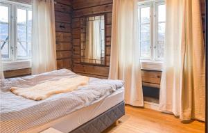 una camera con un letto in una stanza con finestre di Nice Home In Tyinkrysset With House Sea View a Tyinkrysset