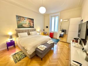 um quarto com uma cama grande e uma televisão em B&B Liberty Suite Milan em Milão