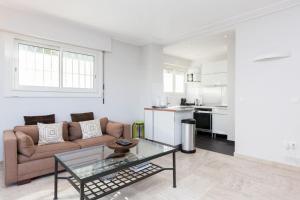 uma sala de estar com um sofá e uma mesa de vidro em Chic and modern apt with terrace - La Croisette em Cannes