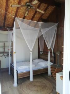 Bett in einem Zimmer mit einer Decke in der Unterkunft maison de vacances in La Teste-de-Buch