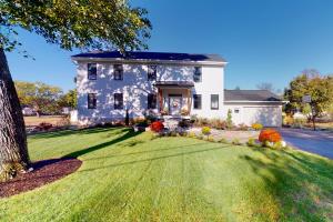 uma casa branca com um grande jardim de relva em Pasadena Retreat em Glen Burnie