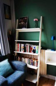 a book shelf filled with books next to a couch at Studio avec wifi a Paris in Paris