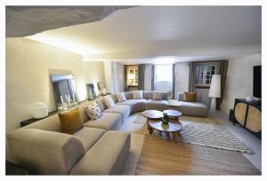 - un salon avec un canapé et une table dans l'établissement La Maison Rose, chaleureuse et luxueuse, à Roanne