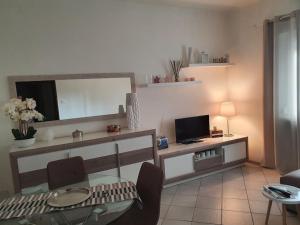 Μια τηλεόραση ή/και κέντρο ψυχαγωγίας στο Orchidea Home