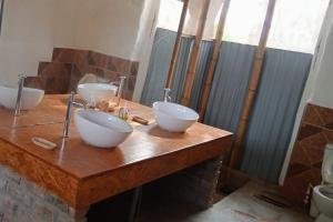 un baño con 2 cuencos en una encimera de madera en Fundo Matufa Mancora, en Canoas de Punta Sal
