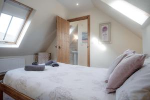 een slaapkamer met een bed en een raam bij The Old School Cottage Ship Farm - 1 Bedroom - Rhossili in Rhossili