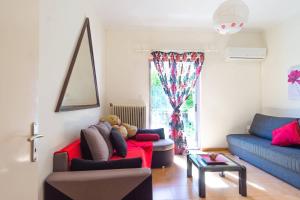 Posedenie v ubytovaní Mema's Tranquil Apartment in Patra
