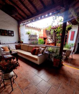 a living room with a couch and some plants at Giron Chill Out Hotel Boutique in Girón