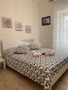 sypialnia z łóżkiem z czarno-białą kołdrą w obiekcie Casa Elodie w mieście Bagnoregio