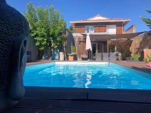 basen przed domem w obiekcie Belle villa contemporaine w mieście La Teste-de-Buch