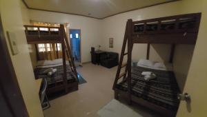 Bunk bed o mga bunk bed sa kuwarto sa Rusty Nail Inn and Cafe