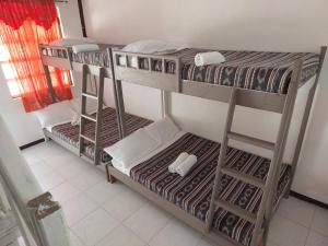 Bunk bed o mga bunk bed sa kuwarto sa Rusty Nail Inn and Cafe