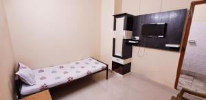 Łóżko lub łóżka w pokoju w obiekcie HOTEL SWAGAT