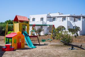 ein Spielplatz mit Rutsche und Schaukel in der Unterkunft Irini Hotel in Afiartis
