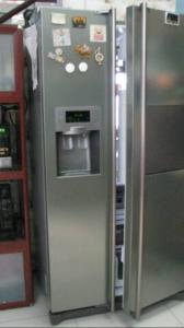 Un refrigerador de acero inoxidable en una tienda en Helen's homestay, en Ho Chi Minh