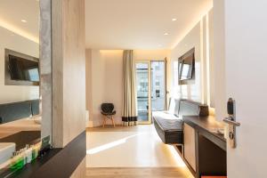 un salon avec un canapé et une table dans l'établissement Kahlua Sea View Suites, à Chersónissos