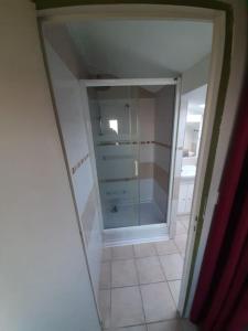 bagno con cabina armadio e specchio di L'Abbesse a Scorbé-Clairvaux Altre 14 foto