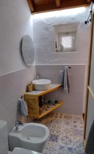 a bathroom with a toilet and a sink at El Sueño: un lugar especial para sus vacaciones in Fuencaliente de la Palma
